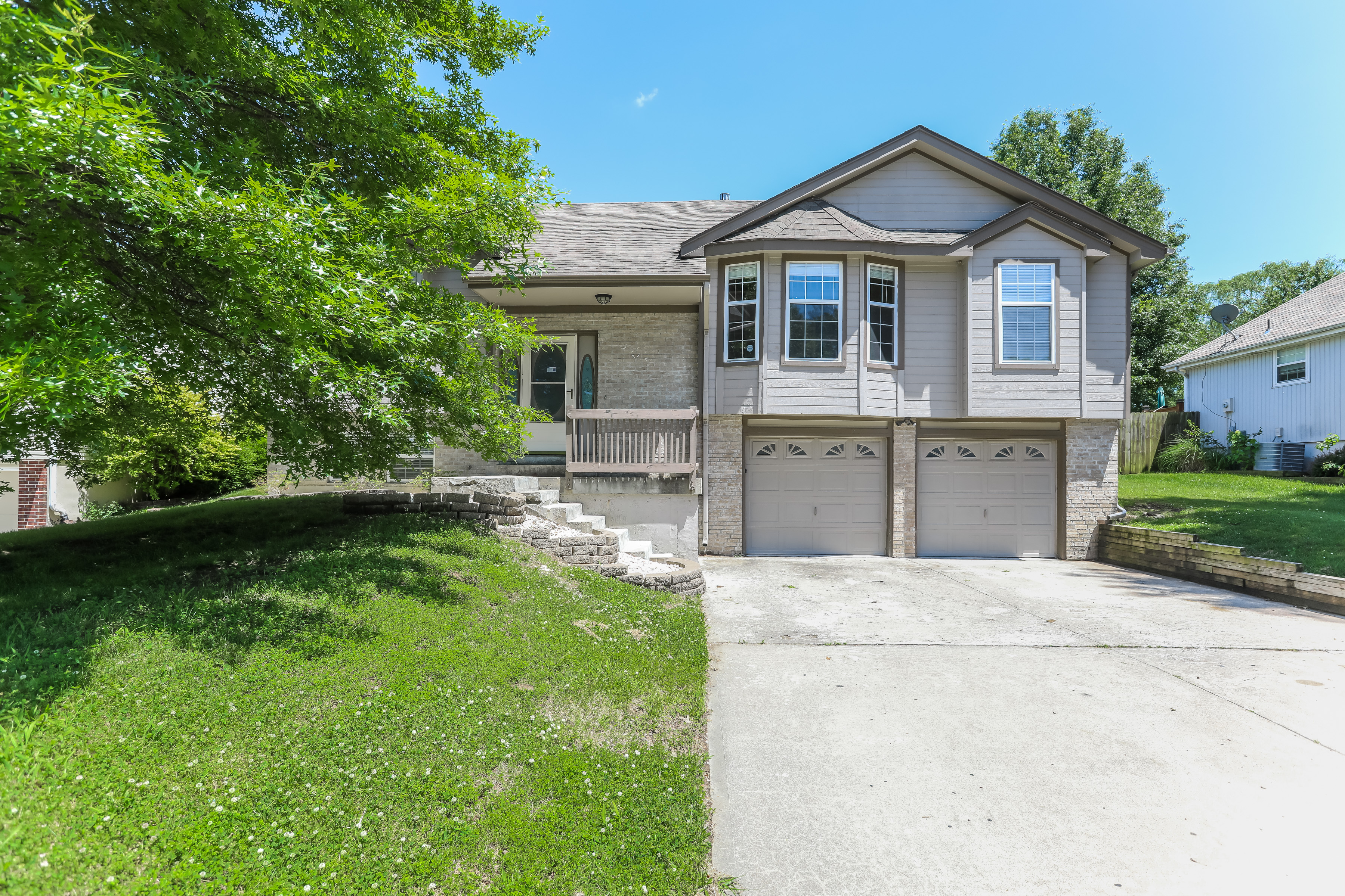 907 SW Cross Creek Dr Grain Valley, MO 64029